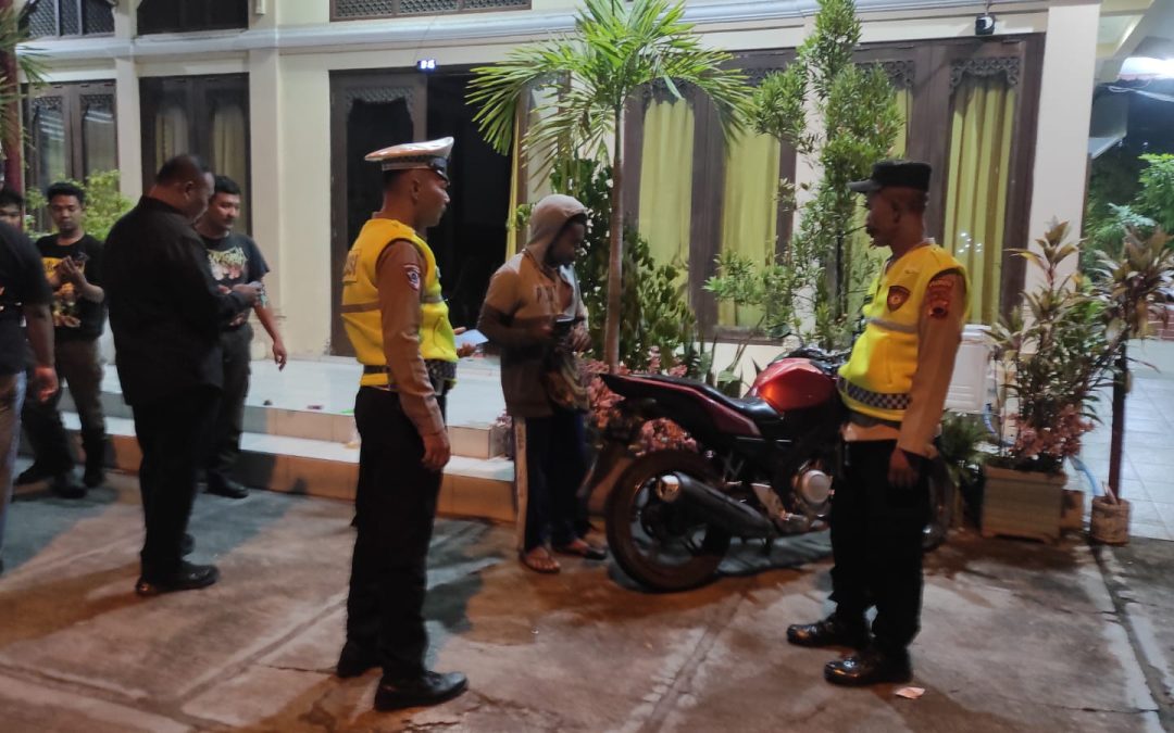 Respons Cepat Call Center 110, Polresta Surakarta Bantu Warga yang Motor Mogok Akibat Kopling Putus