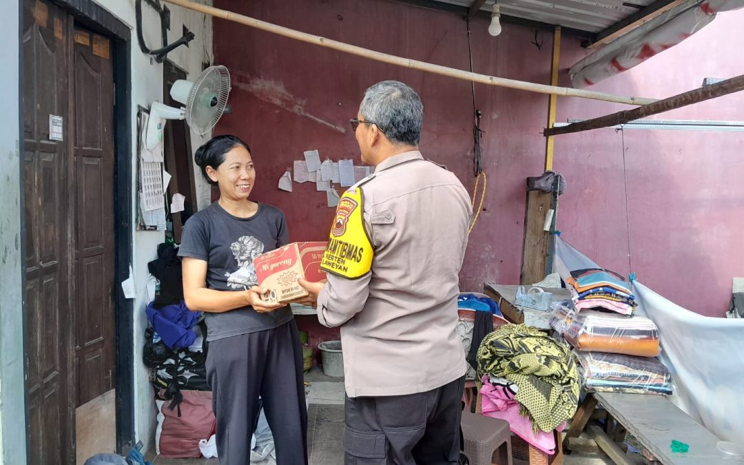 Pakai Gaji Pribadi, Bhabinkamtibmas Kerten Bagikan Sembako kepada Warga Binaan yang Membutuhkan