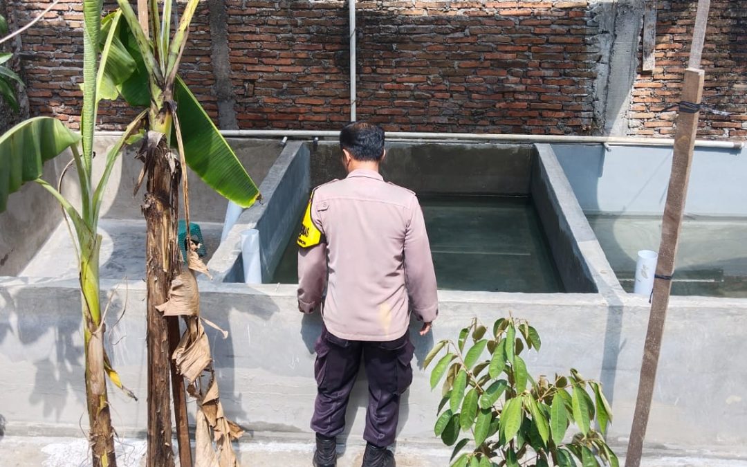 Dukung Ketahanan Pangan, Bhabinkamtibmas Kelurahan Mojo Sambangi Warga yang Akan Kembangkan Budidaya Ikan