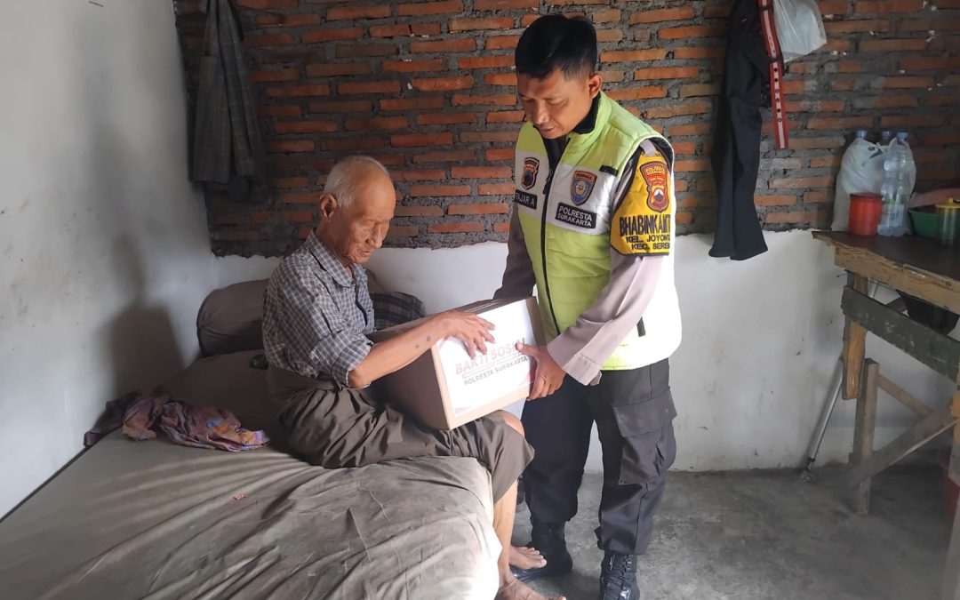Peringati Hari Bhayangkara ke-80, Bhabinkamtibmas Joyotakan Salurkan Bantuan Sosial kepada Warga