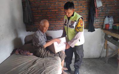 Peringati Hari Bhayangkara ke-80, Bhabinkamtibmas Joyotakan Salurkan Bantuan Sosial kepada Warga