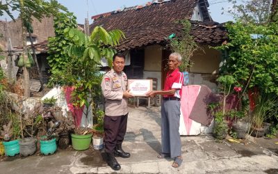 Sambut Hari Bhayangkara ke-80, Bhabinkamtibmas Bumi Salurkan Bantuan Sosial kepada Warga