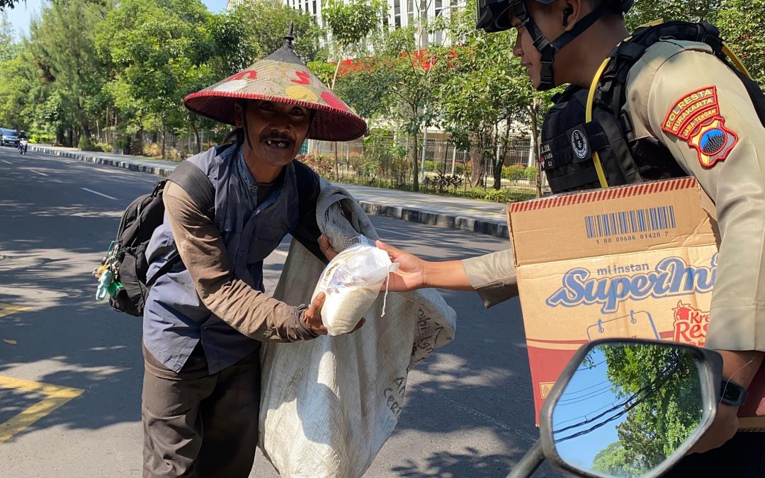Jumat Berkah, Tim Sparta Sat Samapta Polresta Surakarta Bagikan Sembako kepada Warga