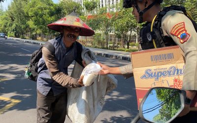 Jumat Berkah, Tim Sparta Sat Samapta Polresta Surakarta Bagikan Sembako kepada Warga