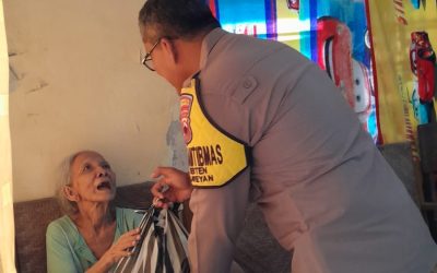 Jumat Berbagi, Bhabinkamtibmas Kerten Berikan Bantuan Sembako kepada Warga Kurang Mampu dengan Dana Pribadi