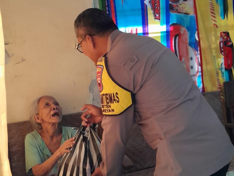 Jumat Berbagi, Bhabinkamtibmas Kerten Berikan Bantuan Sembako kepada Warga Kurang Mampu dengan Dana Pribadi