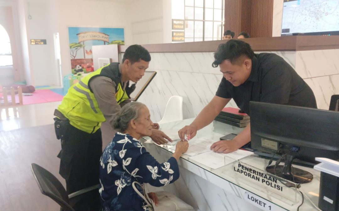 Aksi Humanis Polisi, Aiptu Supri Antar dan Dampingi Lansia Urus Surat Kehilangan hingga Pulang ke Rumah
