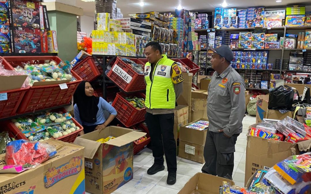 Sambangi Grosir Mainan, Bhabinkamtibmas Kratonan Ingatkan Penataan Parkir dan Waspada Peredaran Uang Palsu