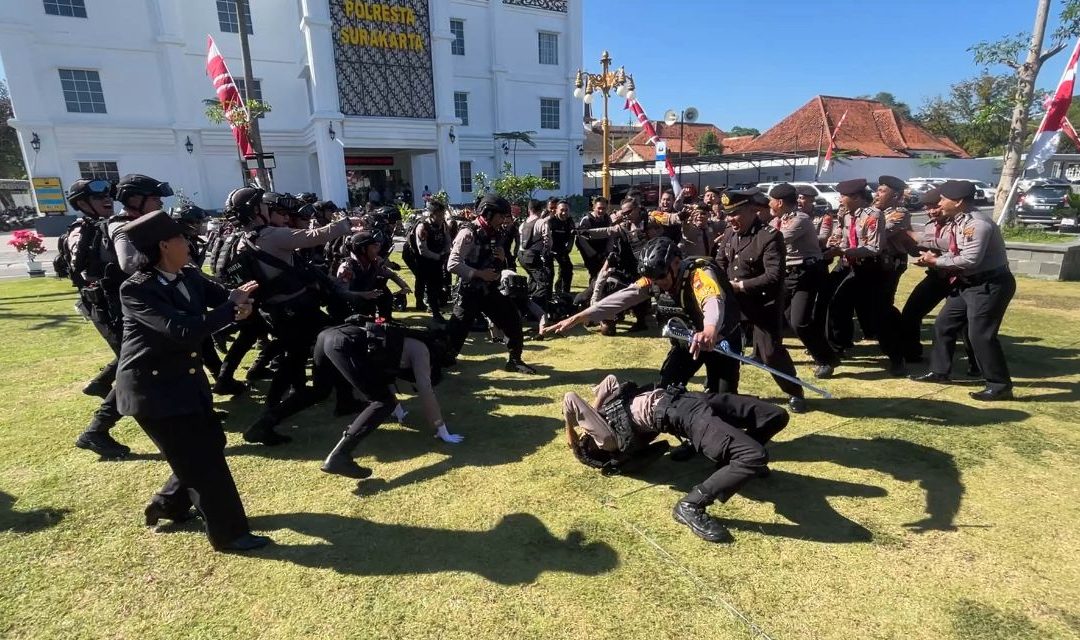 Semarak Hari Bhayangkara Ke-80, Lomba Yel-Yel Satfung dan Polsek Meriahkan Puncak Perayaan di Polresta Surakarta