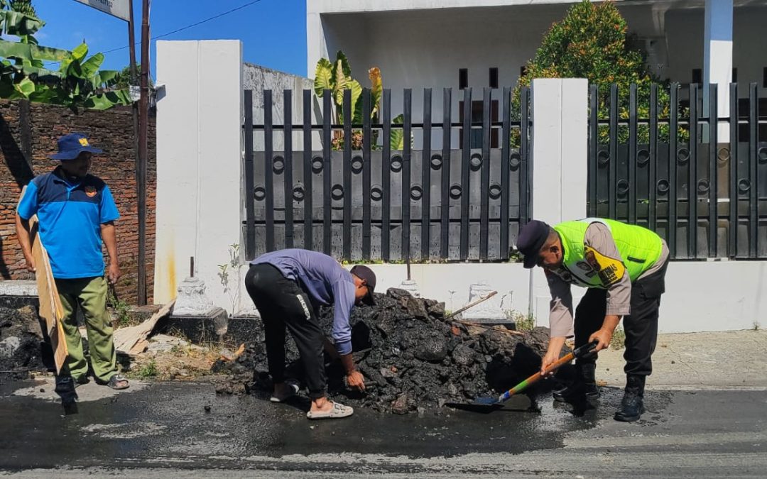 Bhabinkamtibmas Kelurahan Serengan Bersama Warga Gelar Kerja Bakti Bersihkan Selokan, Wujudkan Lingkungan Sehat dan Bersih