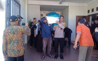 Bhabinkamtibmas Pajang Hadiri Prosesi Pemakaman Tokoh Masyarakat di Makamhaji