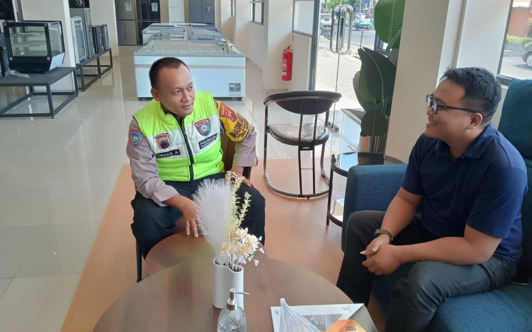 Bhabinkamtibmas Danukusuman Ingatkan Waspada Uang Palsu dan Pencegahan TB Saat Sambang Pertokoan