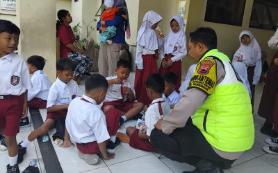 Bhabinkamtibmas Joyotakan Berikan Edukasi Keselamatan kepada Siswa SDN 59 Joyotakan