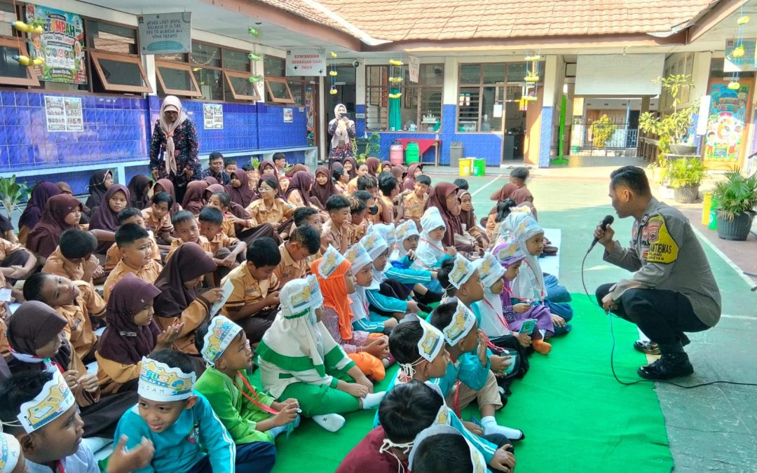 Bhabinkamtibmas Kelurahan Pajang Berikan Edukasi Sekolah Aman, Nyaman, dan Anti Perundungan saat MPLS di SDN Tunggulsari 2 Surakarta