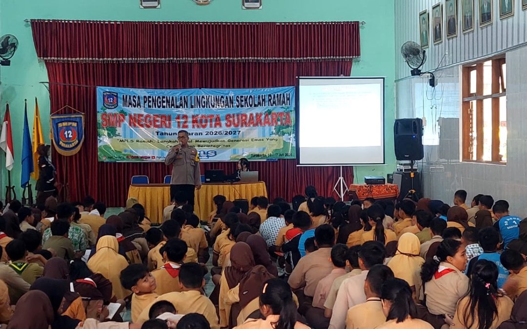 Bhabinkamtibmas Kerten Berikan Edukasi Etika Berlalu Lintas kepada Siswa SMPN 12 Surakarta