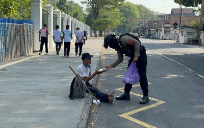 Tim Sparta Sat Samapta Polresta Surakarta Tebar Kepedulian Lewat Jumat Berkah, Bagikan Makanan Siap Saji untuk Warga