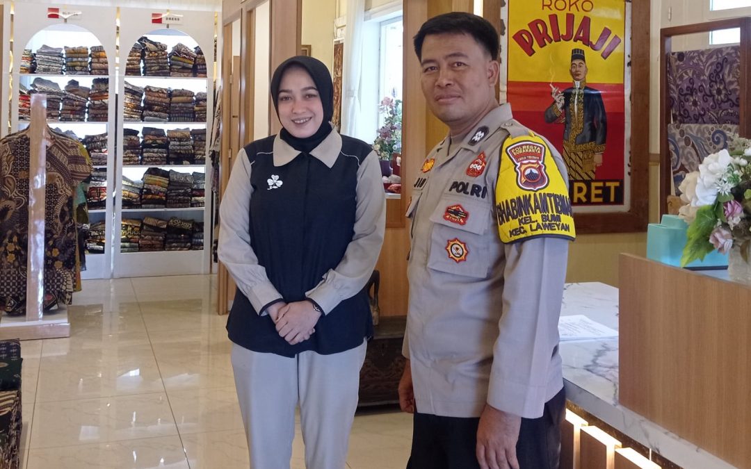 Bhabinkamtibmas Kelurahan Bumi Sambangi Toko Batik Priyayi, Pererat Kemitraan dan Sampaikan Pesan Kamtibmas