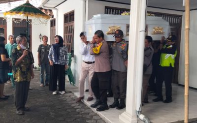 Bhabinkamtibmas Tegalharjo Bantu Angkat Peti Jenazah, Wujud Kepedulian Polri kepada Warga Berduka