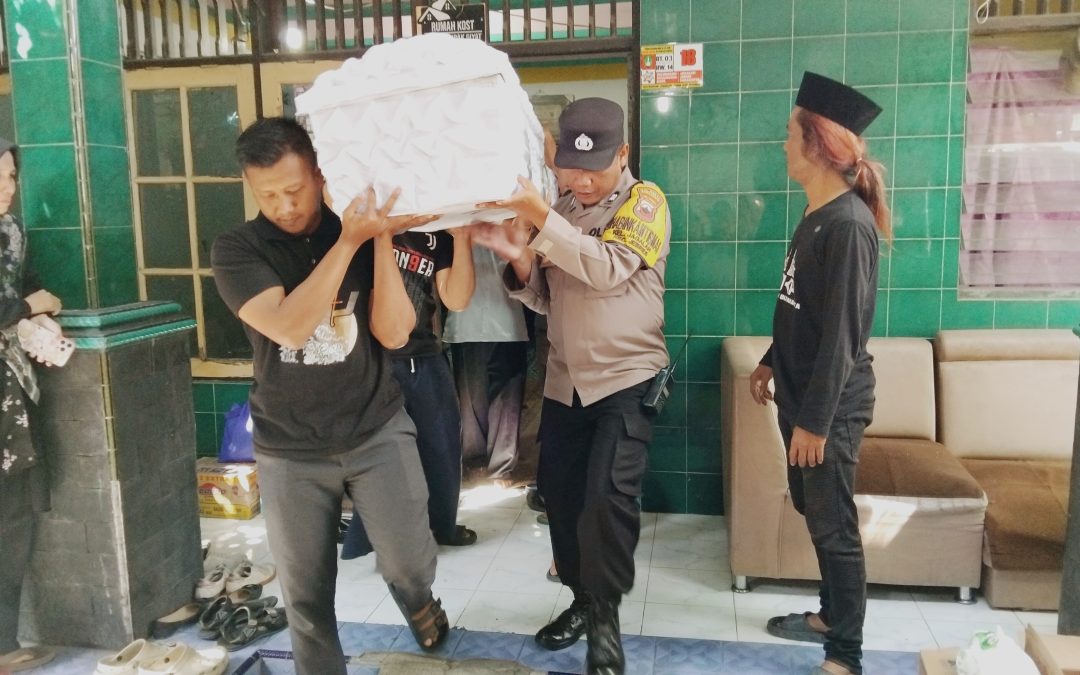 Wujud Kepedulian, Bhabinkamtibmas Jagalan Takziah ke Rumah Duka Warga Binaan