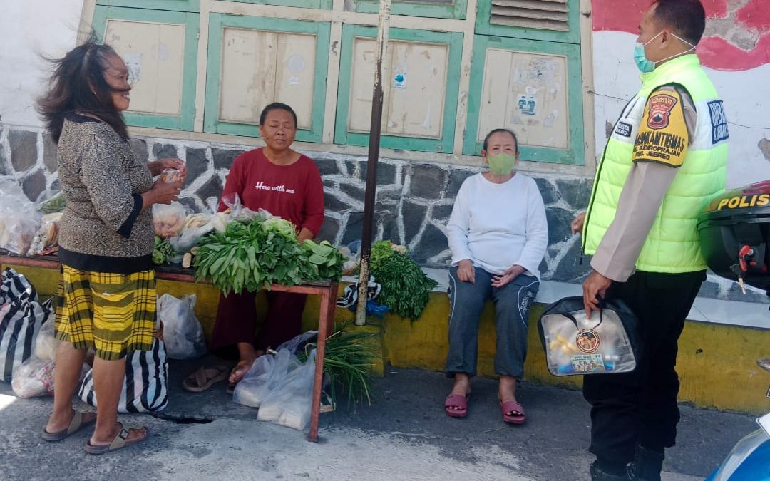 Bhabinkamtibmas Sudiroprajan Bersama Kader TB Laksanakan Tracer dan Edukasi Pencegahan Tuberkulosis kepada Warga