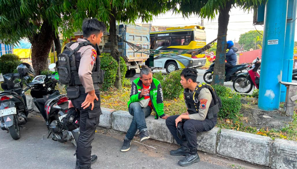 Patroli Dialogis Tim Sparta Polresta Surakarta Pererat Kemitraan dengan Driver Ojol dan Tukang Becak