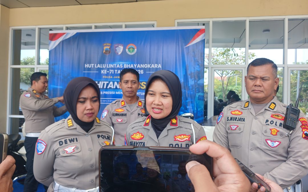 HUT Lalu Lintas ke-71, Satlantas Polresta Surakarta Gelar Khitan Massal hingga Bantu Warga Kekeringan