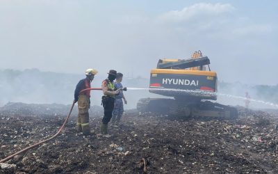 Sat Samapta Polresta Surakarta Bersama Petugas Gabungan Masih Berjibaku Padamkan Kebakaran TPA Putri Cempo Solo