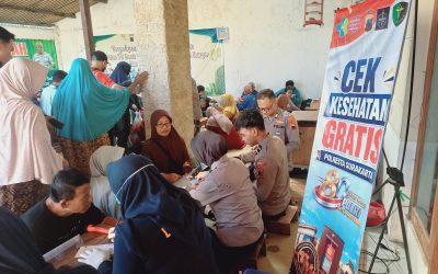 Hangatnya Jumat Berkah di Semanggi,  Bhabinkamtibmas Bagikan Sayur hingga Cek Kesehatan Gratis