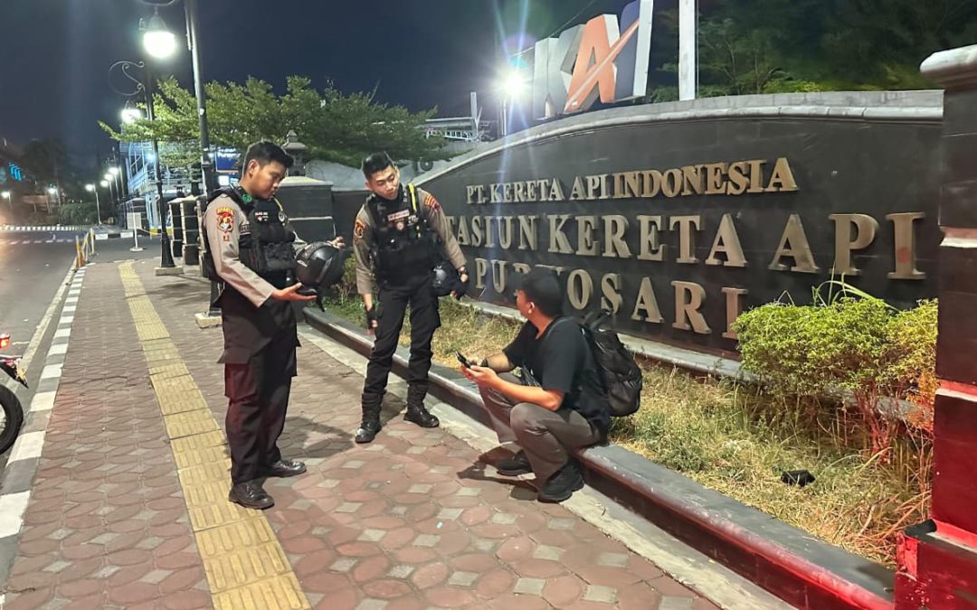 Tim Sparta Polresta Surakarta Sambangi Penumpang Kereta di Solo, Ingatkan Jaga Barang Bawaan