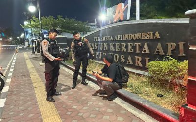 Tim Sparta Polresta Surakarta Sambangi Penumpang Kereta di Solo, Ingatkan Jaga Barang Bawaan