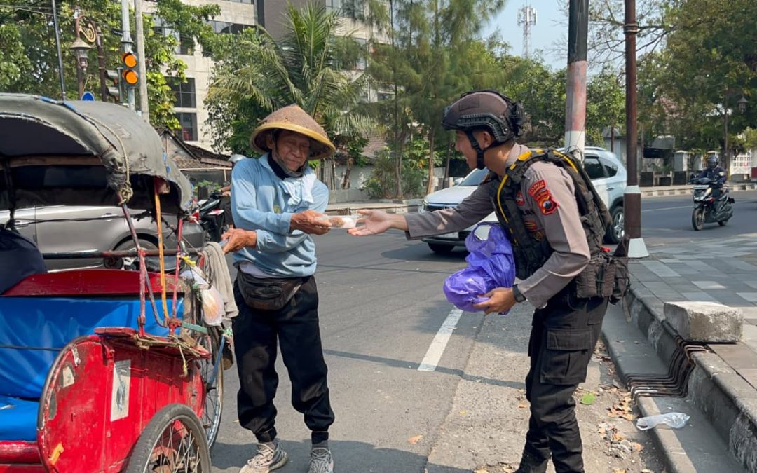 Jumat Berkah Tim Sparta Polresta Surakarta, 150 Kotak Makanan Dibagikan untuk Warga yang Membutuhkan