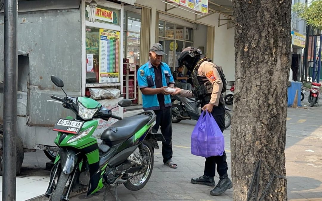 Wujud Kepedulian Polri, Tim Sparta Polresta Surakarta Turun Langsung Bagikan Makanan kepada Warga