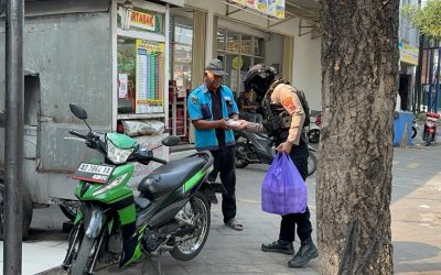 Wujud Kepedulian Polri, Tim Sparta Polresta Surakarta Turun Langsung Bagikan Makanan kepada Warga