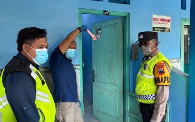 Personil Piket Fungsi Polresta Surakarta dan Polsek Banjarsari Evakuasi Warga yang Ditemukan Meninggal di Kamar Kos Kestalan