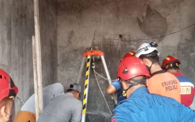Polsek Banjarsari Bersama Damkar dan SAR Evakuasi Warga Tercebur Sumur di Sukomulyo