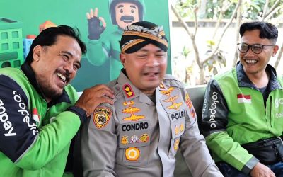 Momen Akrab Kapolresta Surakarta AKBP Condro Bareng Ojol di Solo, Guyonan hingga Bagi Sembako