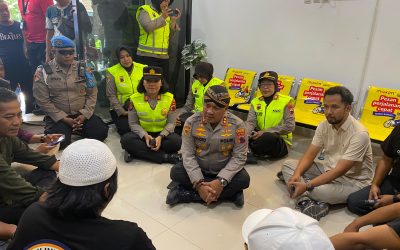 Pemandangan Tak Biasa saat Demo Maxim di Solo, Kapolresta Malah Duduk Lesehan Bareng Massa
