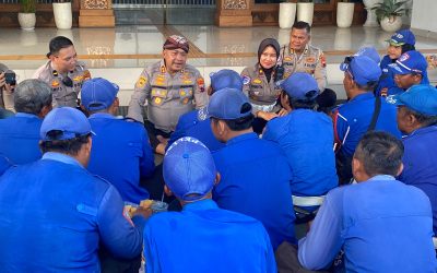 Ngariung Aman Penuh Tawa, Mbah Con Ingatkan Bahaya Judol hingga Berbagi Rezeki dengan Supeltas