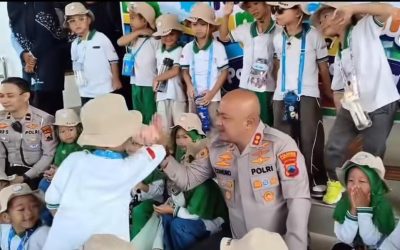 Putu-Putune Mbah Condro! Momen Gemas Kapolresta Surakarta Bercanda dengan Bocah TK Bak Kakek dan Cucu