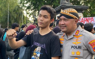 Mbah Con Bikin Adem Aksi Mahasiswa di Solo: Kami Melayani, Bukan Mengamankan yang Sudah Aman