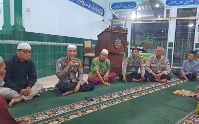 Tak Sekadar Salat Subuh Berjamaah, Polisi di Solo Duduk Bersama Warga Dengarkan Keluh Kesah