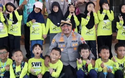 Bukan Takut, Murid TK Justru Akrab dan Bercanda dengan Kapolresta Solo