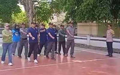 Bhabinkamtibmas Pajang Dampingi Latihan Satlinmas, Siapkan Keterampilan Hadapi Lomba Tingkat Kota Solo