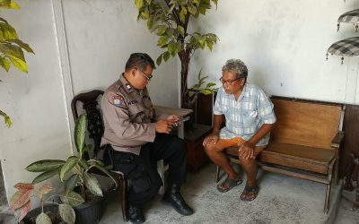 Bhabinkamtibmas Laweyan Data Warga Kurang Mampu, Pastikan Perlinsos Tepat Sasaran