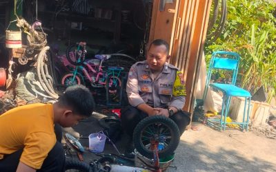 Bhabinkamtibmas Sumber Sambangi Bengkel Sepeda, Ingatkan Pemilik Waspadai Sepeda Hasil Curian