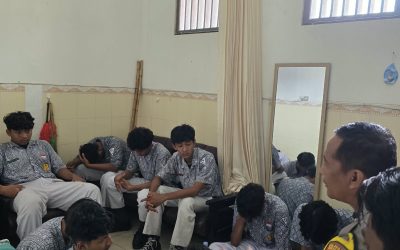 Bhabinkamtibmas Timuran Berikan Konseling dan Edukasi Kamtibmas kepada Pelajar SMPN 10 Surakarta