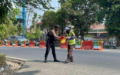 Sat Samapta Polresta Surakarta Bagikan 160 Nasi Kotak untuk Warga yang Membutuhkan