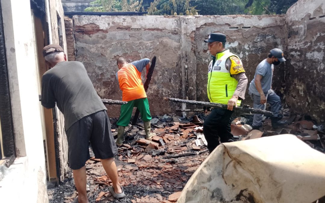 Polisi Hadir di Tengah Masyarakat, Bhabinkamtibmas Gajahan Bantu Warga Bersihkan Puing Kebakaran