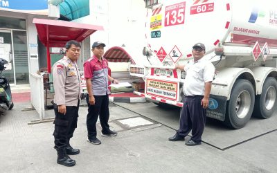 Sambangi SPBU, Bhabinkamtibmas Bumi Pantau Ketersediaan BBM dan Sampaikan Pesan Kamtibmas