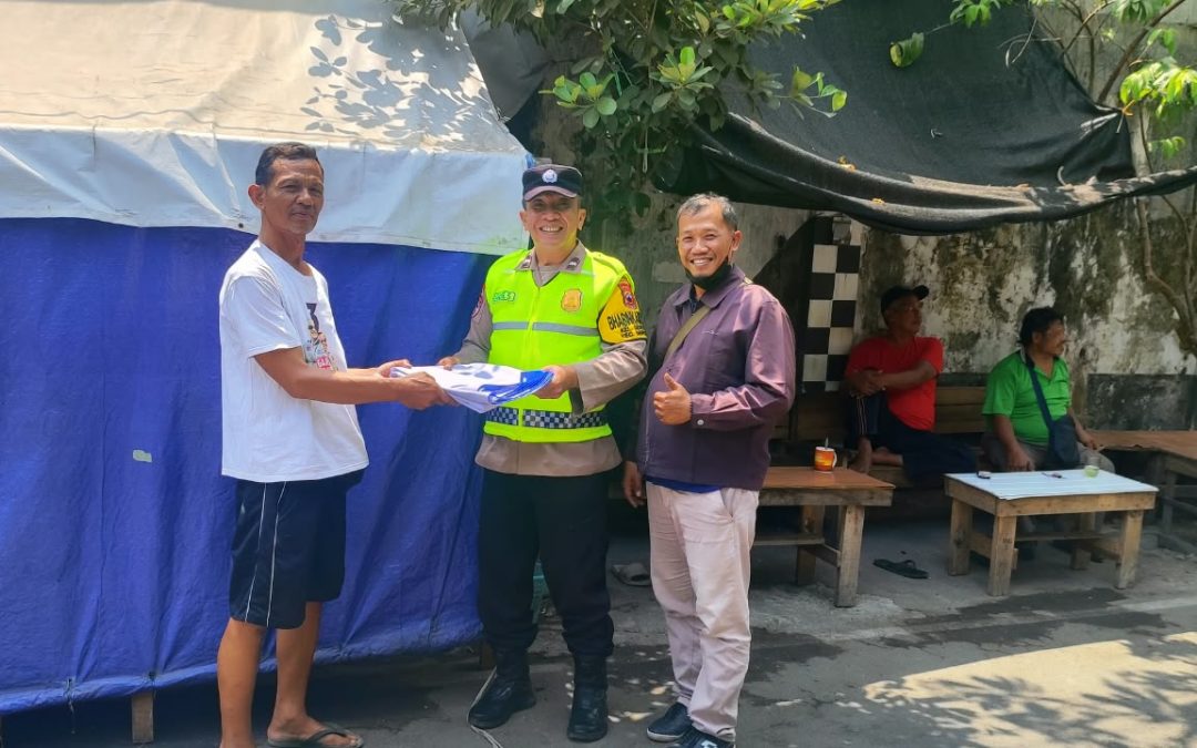 Wujud Kepedulian kepada Pelaku Usaha Kecil, Bhabinkamtibmas Serengan Berikan Bantuan MMT untuk Wedangan Warga